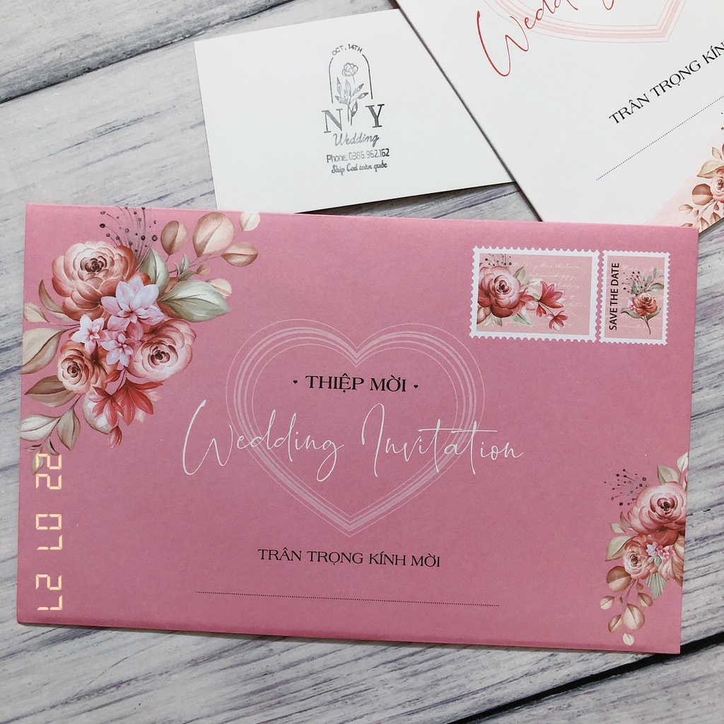 Thiệp cưới hồng xinh xắn có phong bì đi kèm (giá 2.500 - 3.500 đồng/ thiệp)