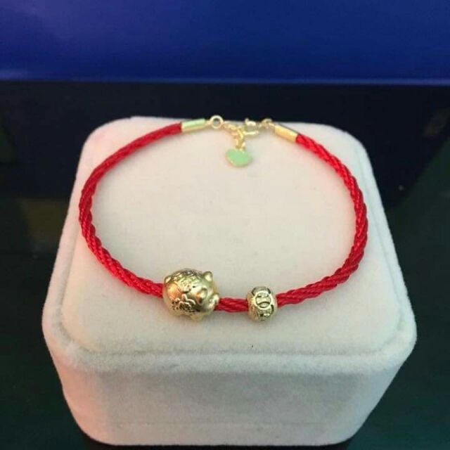 Vòng tay chỉ đỏ heo bạc mạ vàng