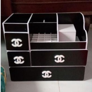 Kệ mỹ phẩm Plus màu đen núm chanel