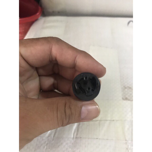 Đế  vú bơm xăng máy cưa xích