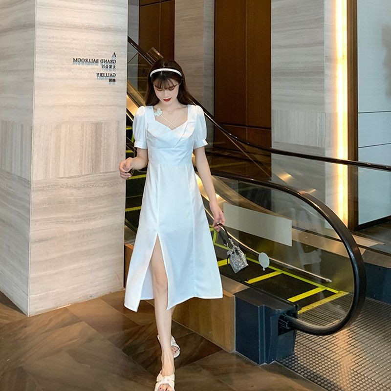 Váy trắng xẻ tà