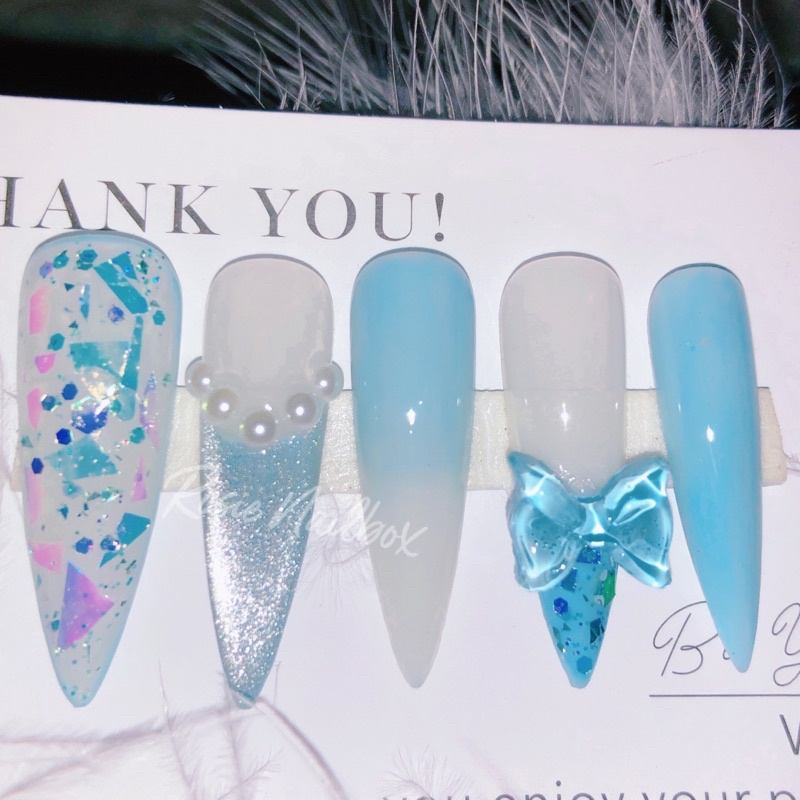 Móng úp màu xanh phối nhũ và họa tiết nơ siêu xinh phù hợp đi biển cho nàng tặng kèm keo và dũa gắn móng