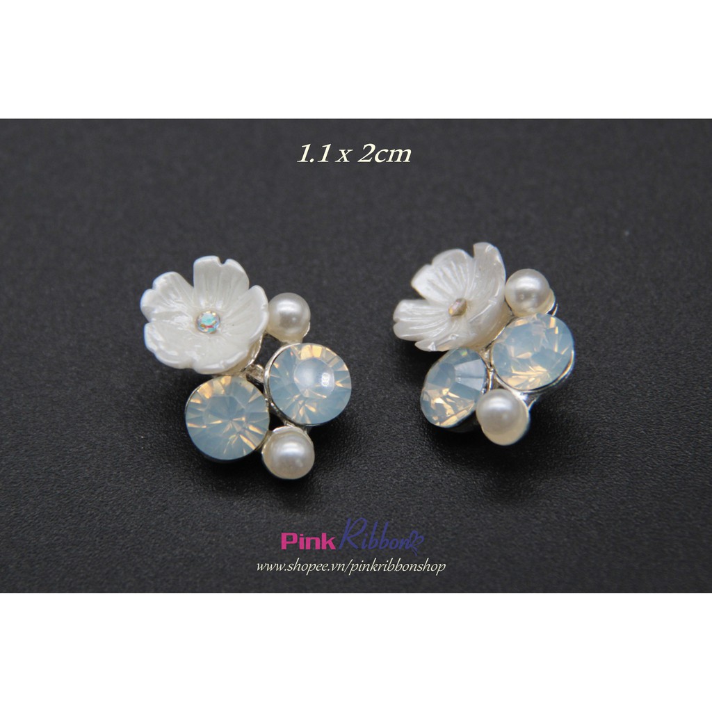 Charm hoa trắng, đá ngọc xanh