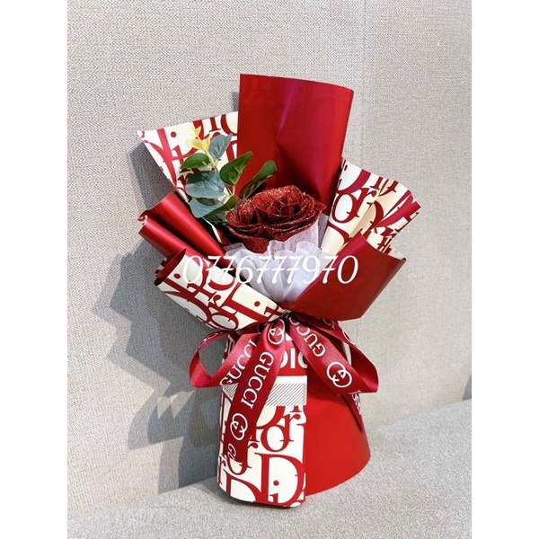 Hoa nhũ kim tuyến một bông đỏ giấy dior sang chảnh.