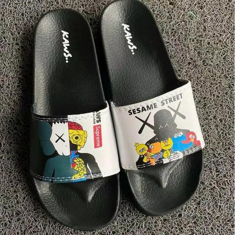 Dép Xỏ Ngón In Hình Kaws Supreme Giá Rẻ Nhất Cho Nam Nữ