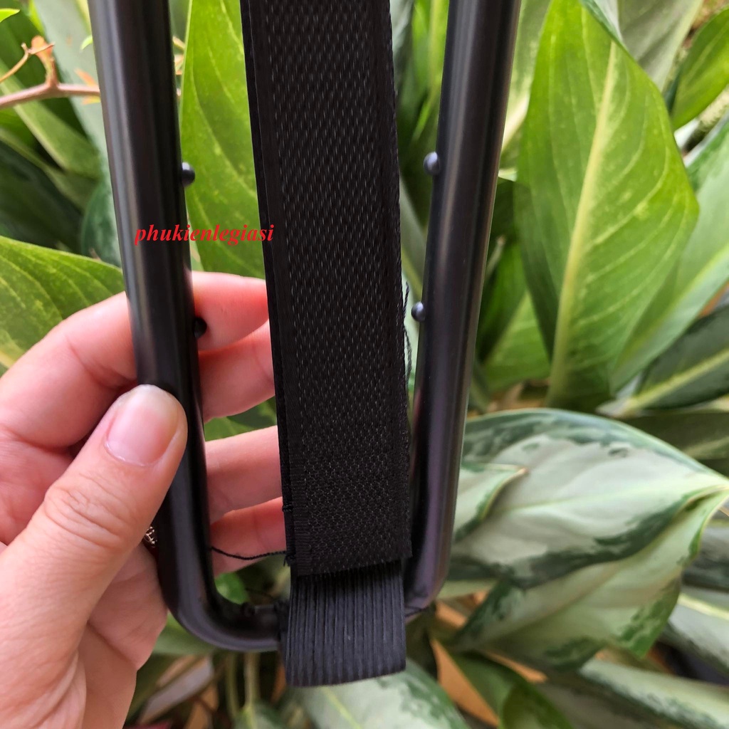 Kệ treo hộp khăn giấy tiện dụng trên xe hơi