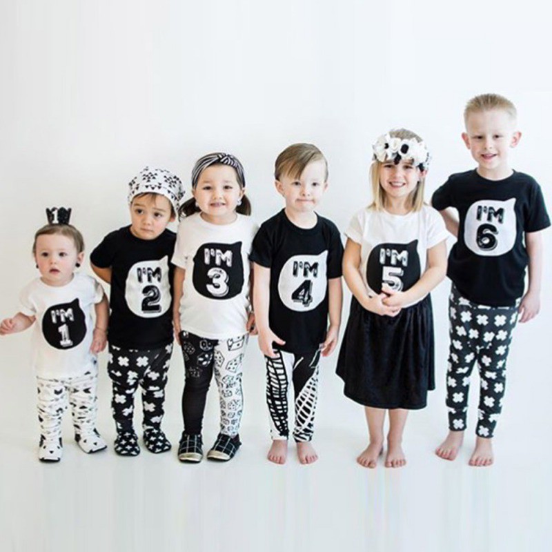 Áo thun màu trắng / đen in số cho bé