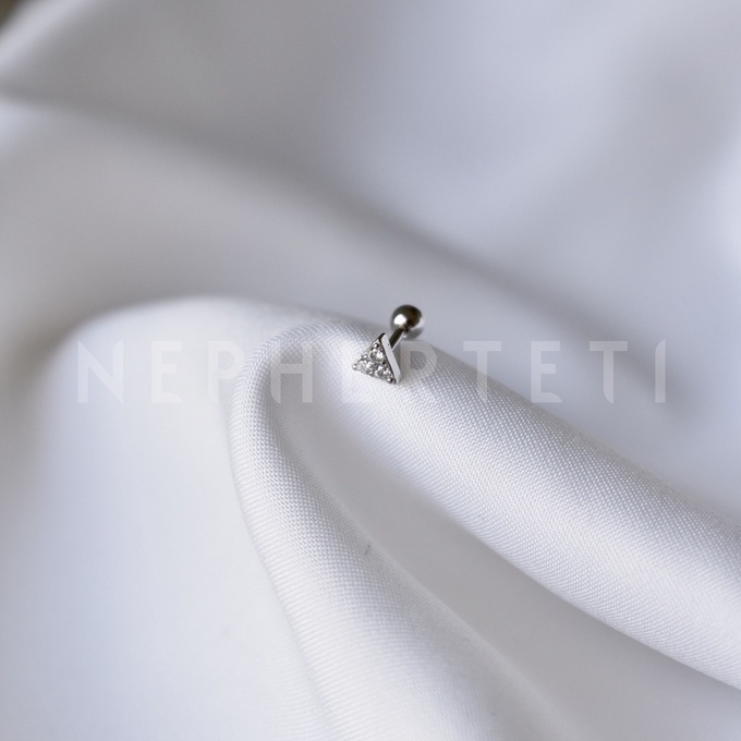 Khuyên tai bạc 925 mini - Tam giác đá chốt bi vặn  - Nepherteti
