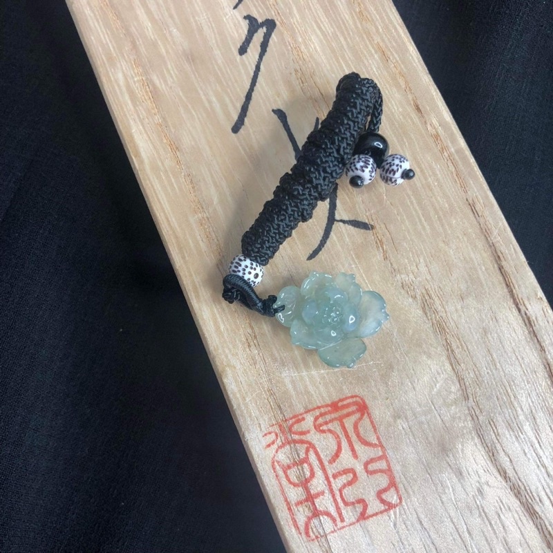 Mặt dây chuyền chạm tay hình hoa sen