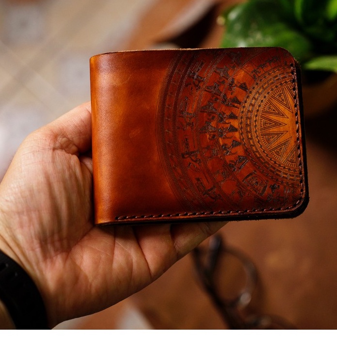 Ví nam Nữ Da Bò Italia Vegtan RAM Leather Khắc Trống Đồng Nâu Dáng Ngang