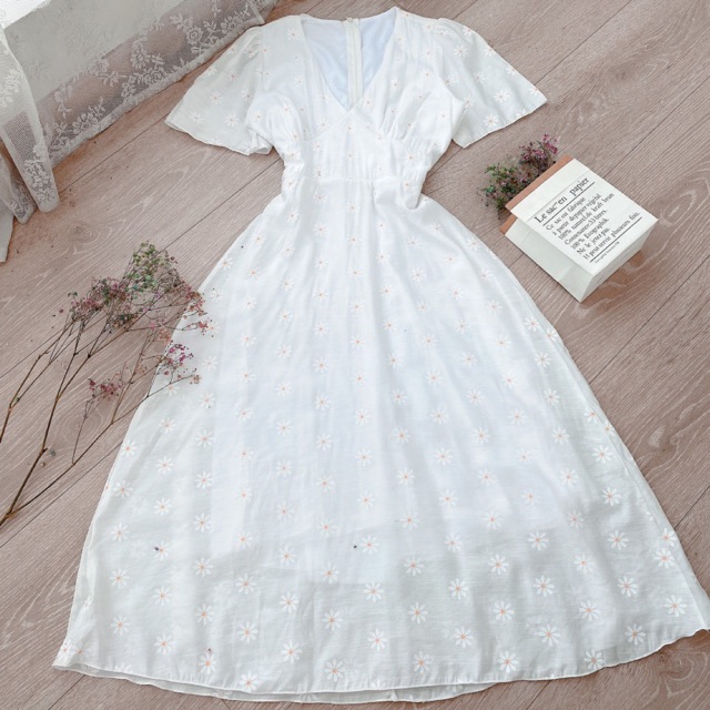 ĐẦM CÚC TRẮNG RÃ CÚP CỔ V