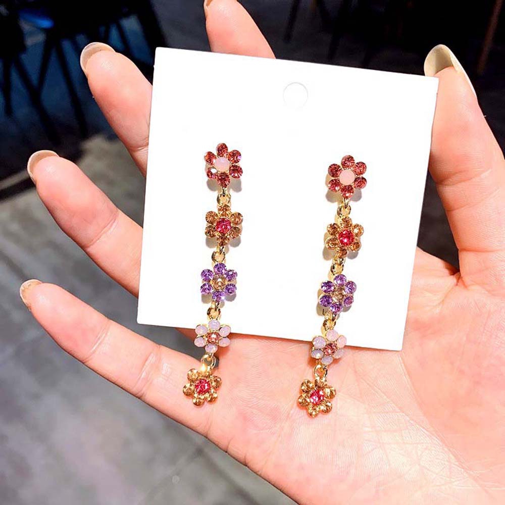 Khuyên tai nữ trang tạo hình độc đáo