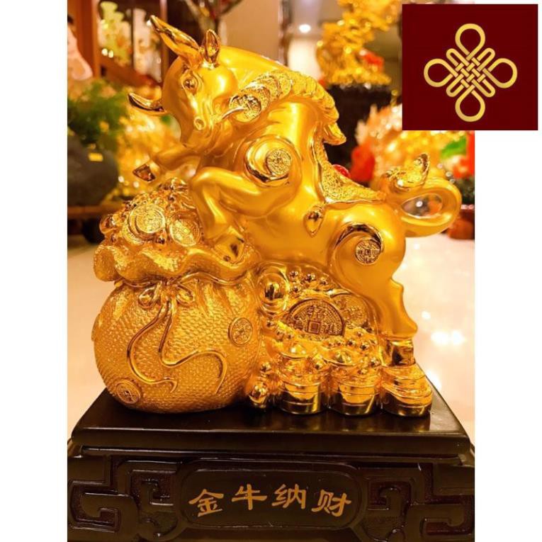 Tượng Trâu phong thuỷ bên túi tiền vàng bóng .