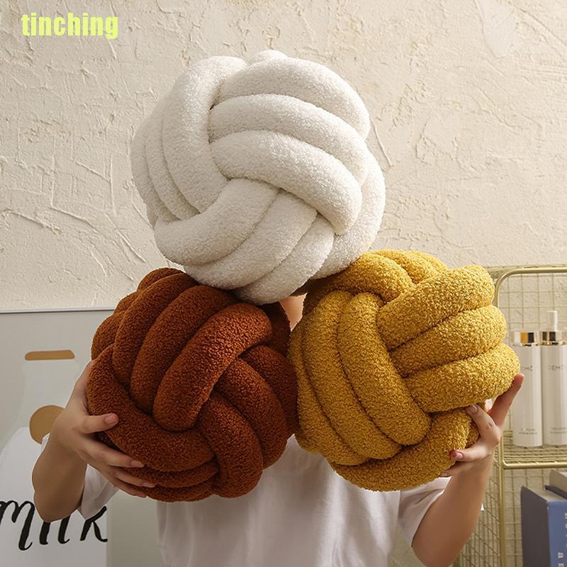 Gối nhung mềm thắt nút đính bóng lông cừu thời trang