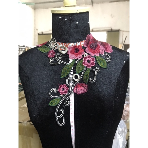 Cổ thêu hoa lệch bên m11