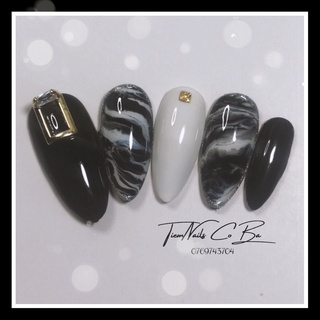 Nailbox thiết kế đen trắng cá tính