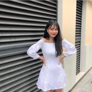 Váy trễ vai trắng
