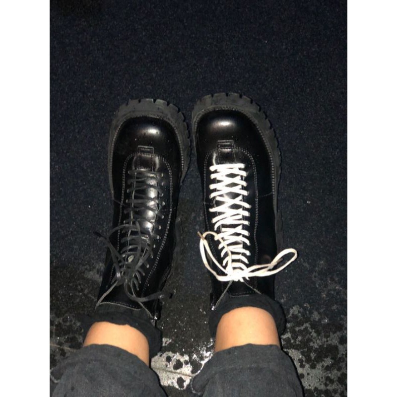 giày boots khóa để cao 2 đôi dây ulzzang