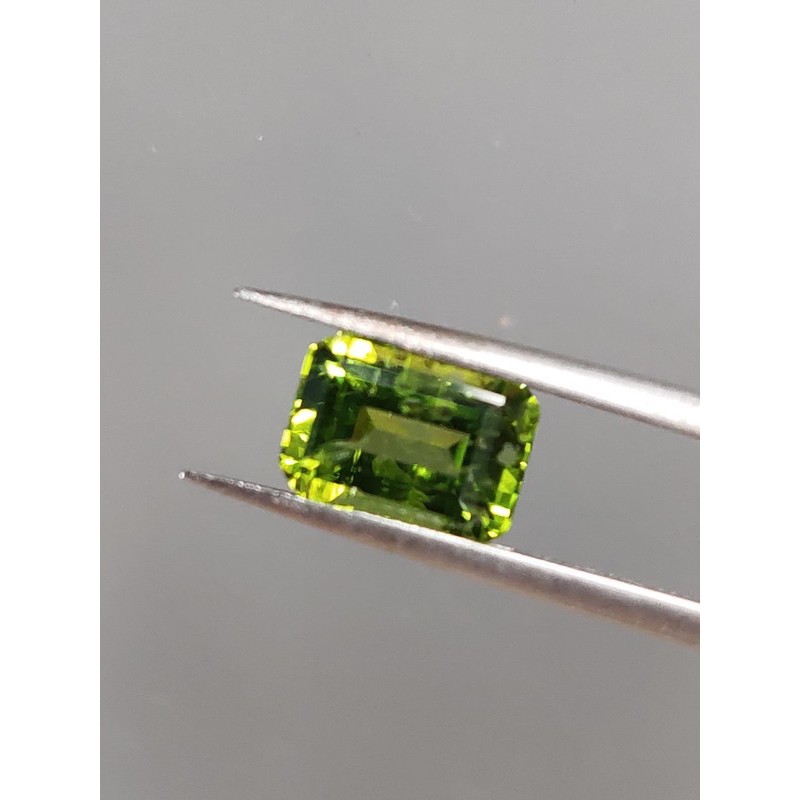 Đá phong thuỷ - Peridot xanh giác emerald