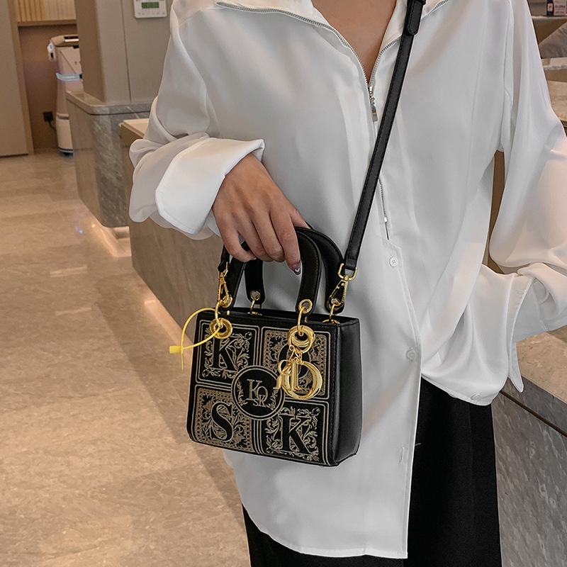 Túi Xách Đeo Vai Kiểu Vuông Nhỏ Thêu Hình Đơn Giản Thời Trang Thanh Lịch