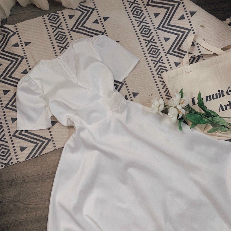 ĐẦM MIDI GẮN HOA BÊN CHÉO NGỰC