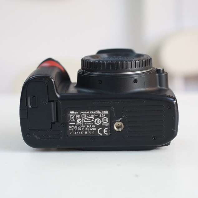 Bộ máy ảnh Nikon D60 kèm ống kính Kit 18-55mm