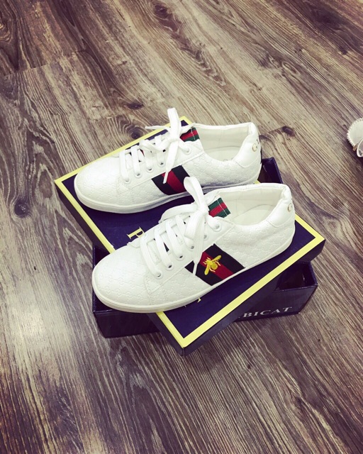 Giày thể thao vân hoạ tiết thêu ong | BigBuy360 - bigbuy360.vn