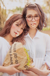 Đầm Mori( bên phải)