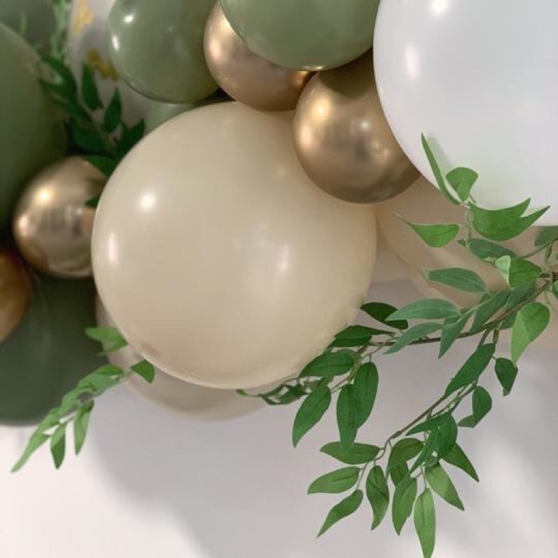 Set bóng trang trí tông màu trà xanh, kem, trắng kèm dây lá oliu