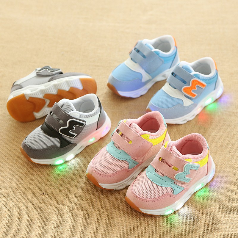 Giày sneaker có đèn LED thời trang cho bé