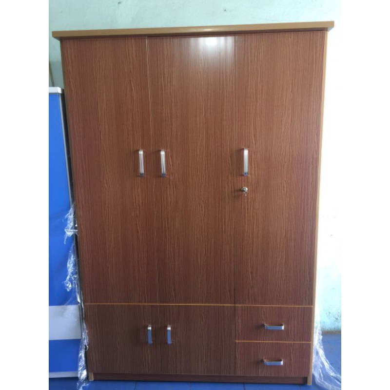Tủ 3 cánh, màu gỗ đậm, nhựa đài loan