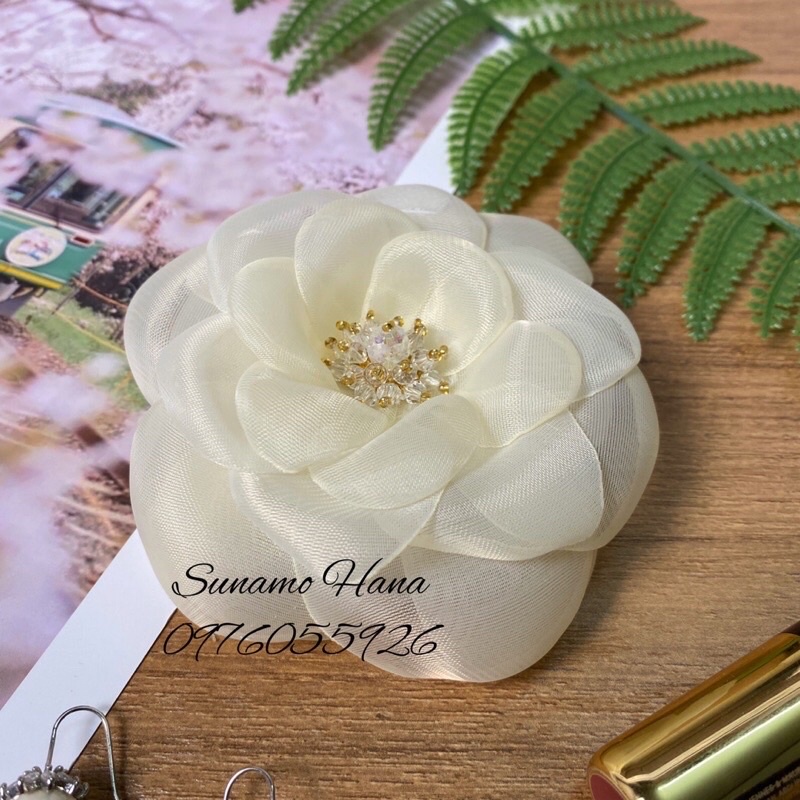 Hoa cài áo handmade nhuỵ đá
