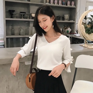 Áo len cổ chữ V điệu đà