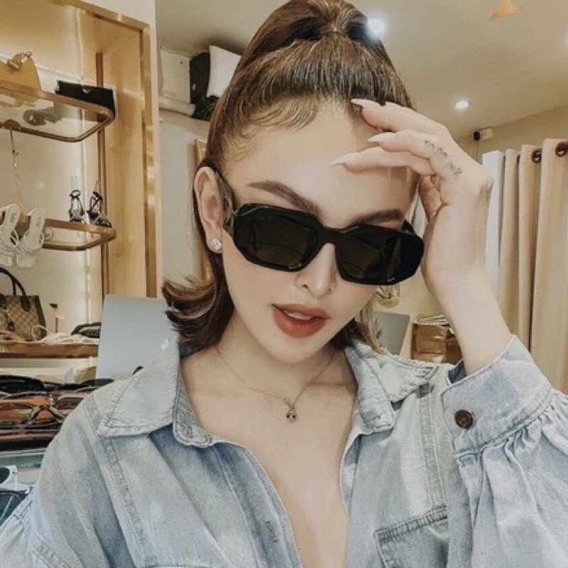 Kính râm Pra Da 2 màu đen trắng hot trend.Kiểu dáng unisex,phong cách hiện đại,sành điệu.Bản có logo 2bên,chống UV400