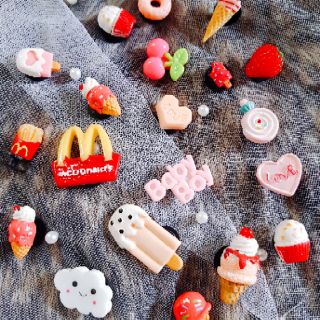 Sticker gắn dép crocs độc lạ