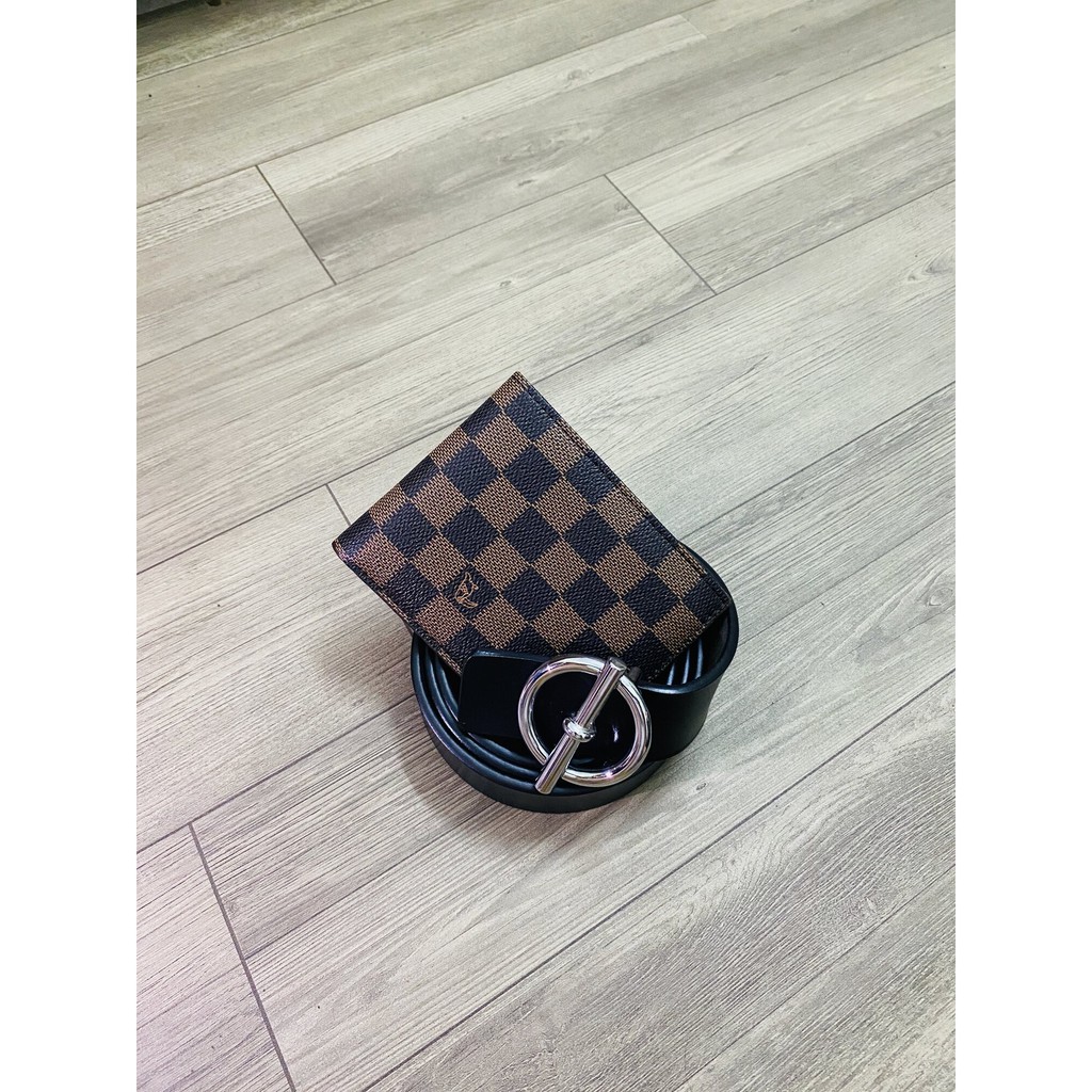 COMBO ( ví kẻ nâu + thắt lưng chữ Q bạc ) Hot Tren 2021