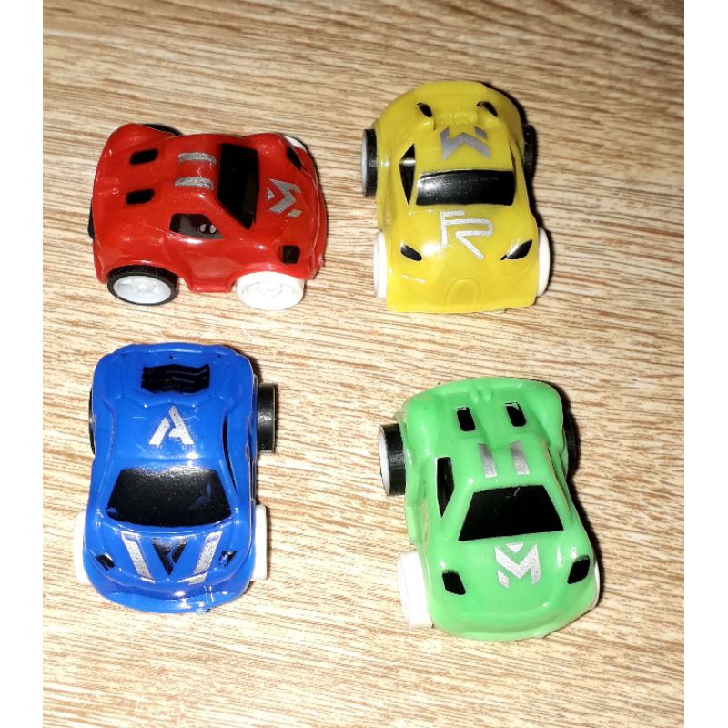 Một chiếc xe ô tô mini chạy chớn bằng nhựa rất ngầu