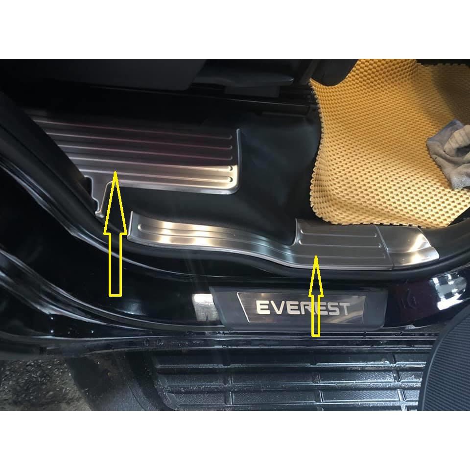 Bộ Ốp Bậc Cửa Chân Trong, Ngoài Xe Ford EVEREST 2016-2019, bản có đèn led dưới chân, chất liệu Inox