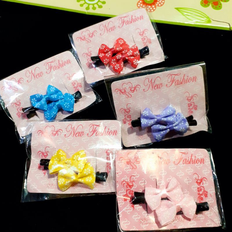 Một cặp kẹp tóc mỏ vịt đính nơ cho bé (được chọn màu)