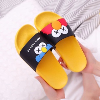 Dép Kaws cute dành cho cả nam và nữ
