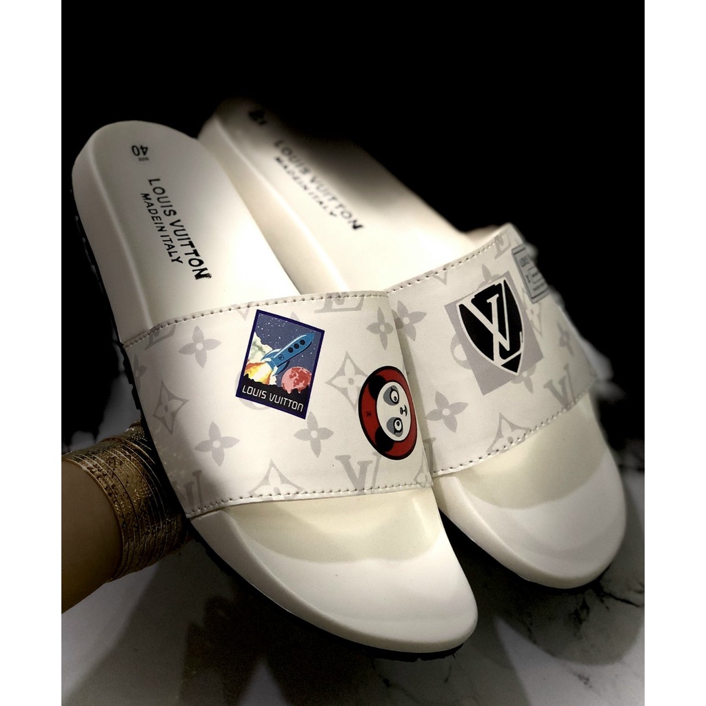 Dép Da PU Quai Ngang Nam, Nữ, Unisex LV Họa Tiết Dễ Thương Thiết Kế Cao Cấp, Mang Êm Chân, Chất Lượng