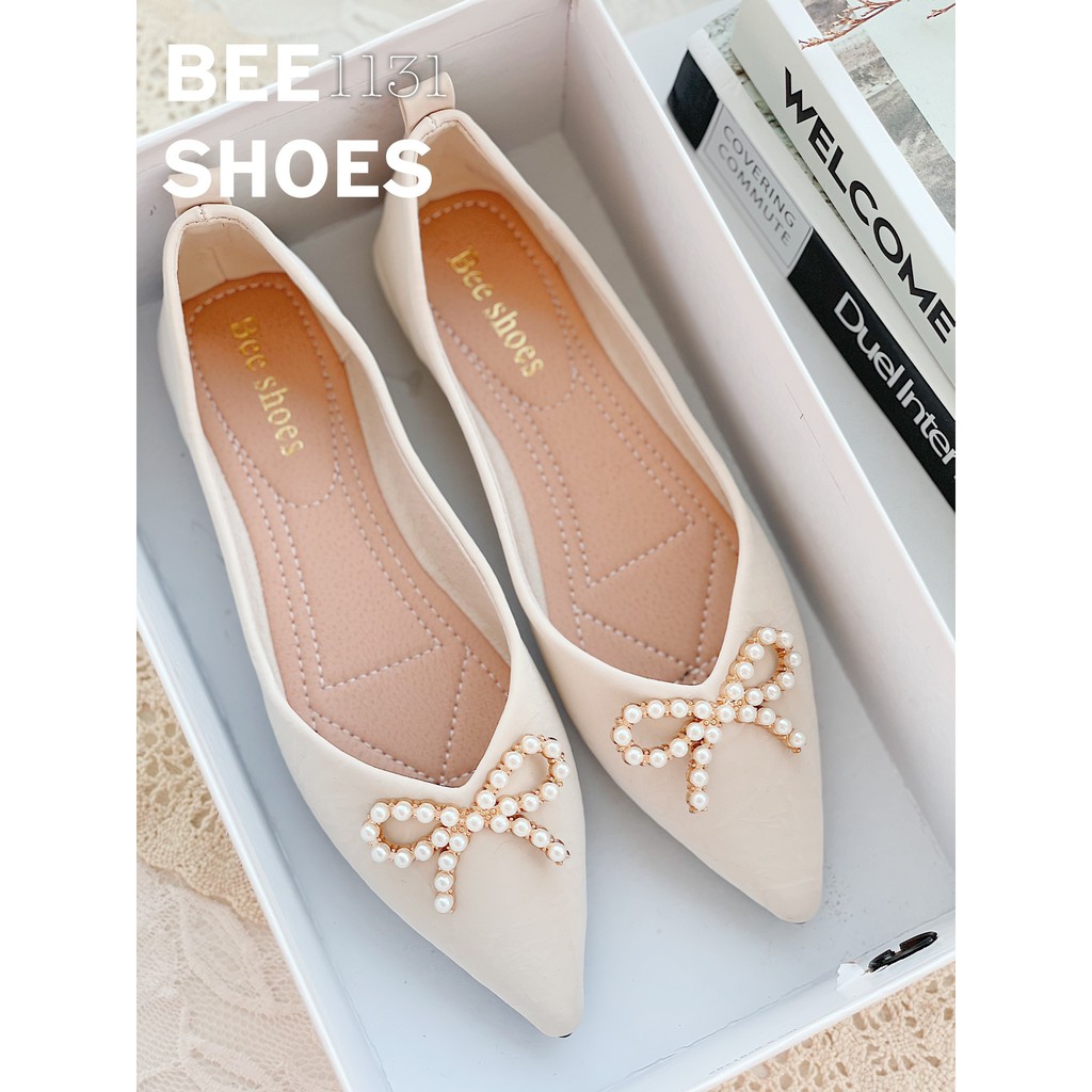BEESHOES - GIÀY BÚP BÊ NỮ MŨI NHỌN HỌA TIẾT NƠ NGỌC - GIÀY BÚP BÊ NỮ MŨI NHỌN ĐẾ BỆT SẴN MÀU ĐEN - KEM - HỒNG ĐẤT 201131