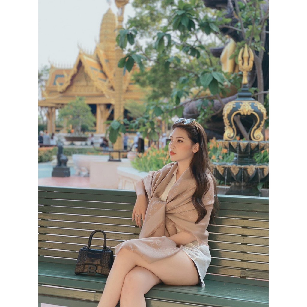 Khăn lụa ánh nhũ LV