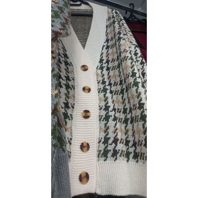 Áo khoác len sọc caro dáng rộng rãi chất đẹp như hình.