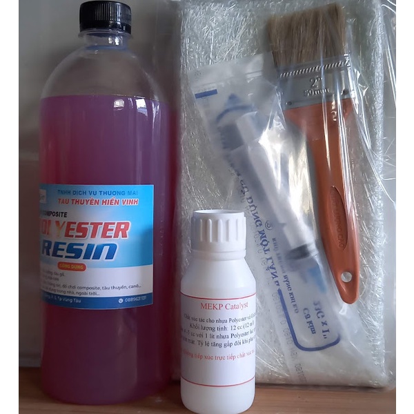 Combo bao gồm 1 kg keo composite (nhựa polyester) + 0,5 kg sợi mat 300 + xúc tác + 1 xi lanh pha keo + 1 cọ tay
