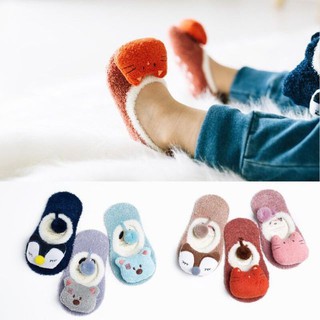 Một đôi tất hài lông xù hình thú cho bé trai bé gái