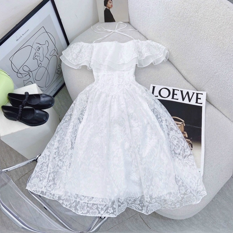 ĐẦM MIDI TRẮNG HOA NỔI TRỄ VAI BÈO DÂY CỘT YẾM