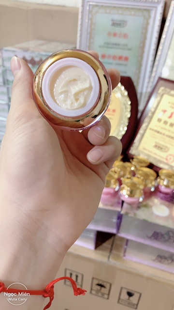 KEM DƯỠNG TRẮNG LOẠI BỎ NÁM
