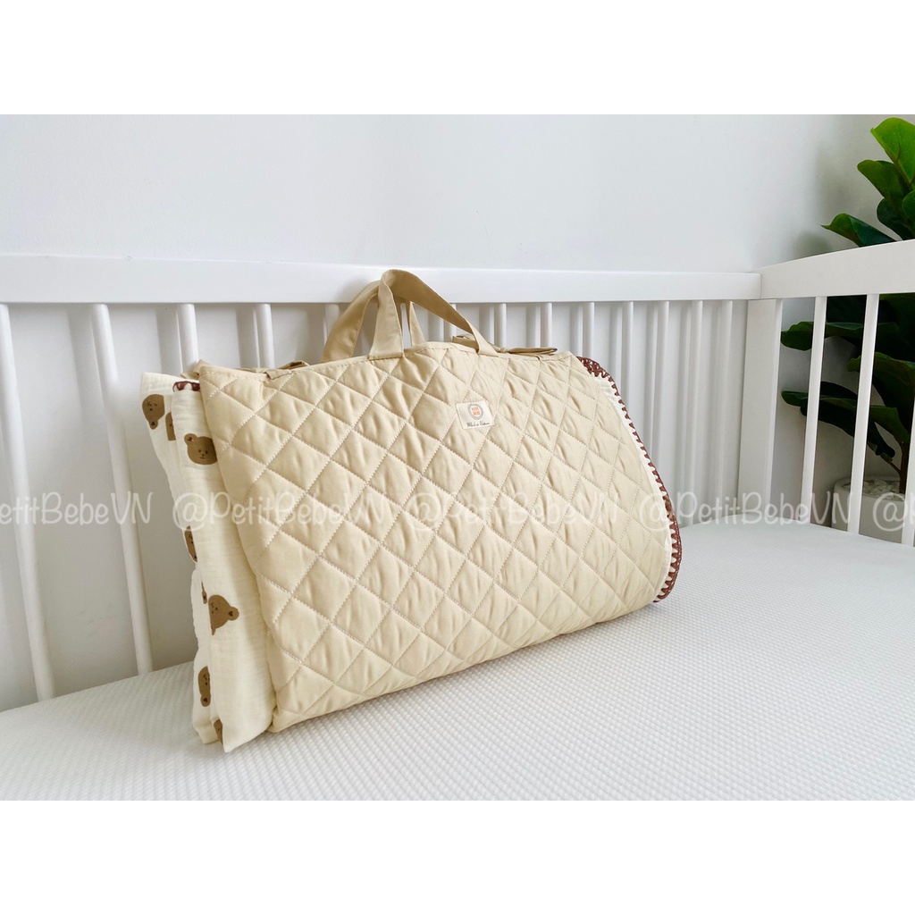 Tấm lót mẫu giáo cho bé Petit Bebe cotton chần bông gấp gọn tiện lợi