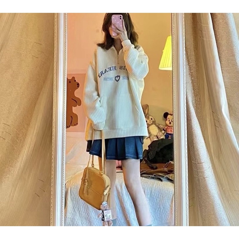 Áo sweater cổ polo phối túi thêu chữ tay dài form rộng | BigBuy360 - bigbuy360.vn